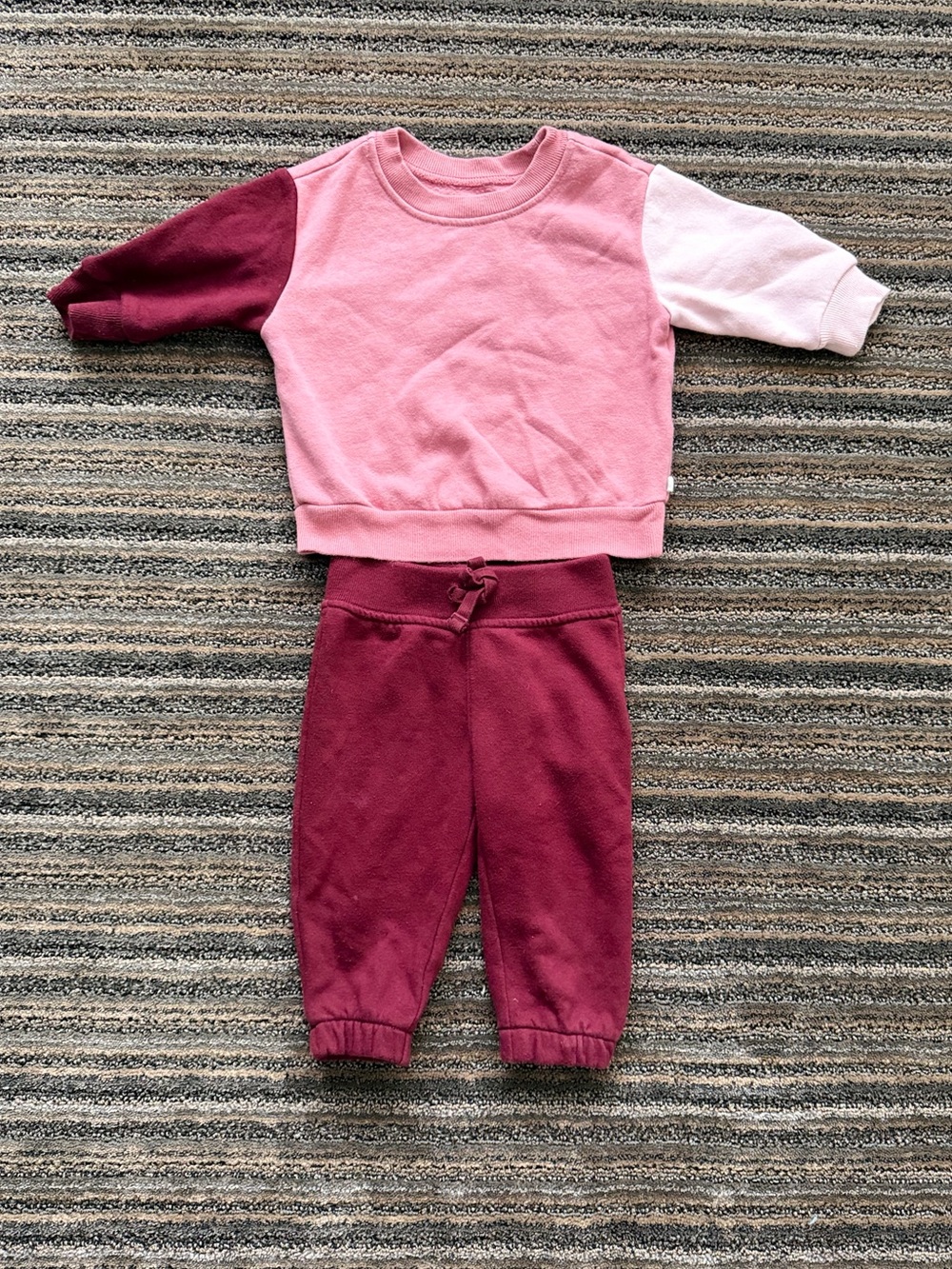 GAP Two-Tone Pink & Burgundy Color block Sweatshirt with Burgundy Joggers
